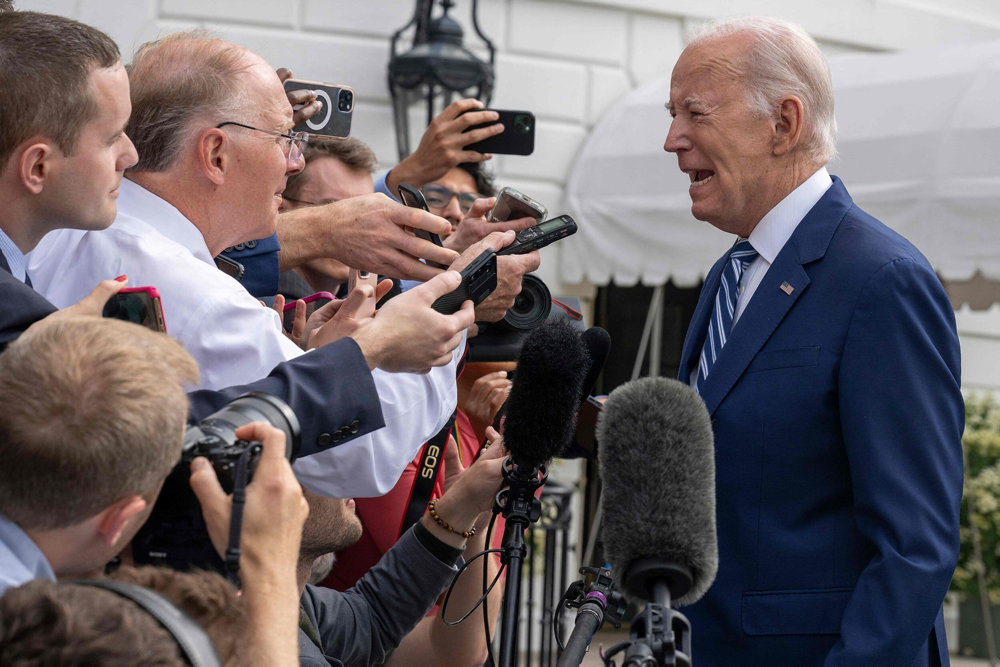 TOPSHOT-US-POLITICS-BIDEN-DEPARTURE