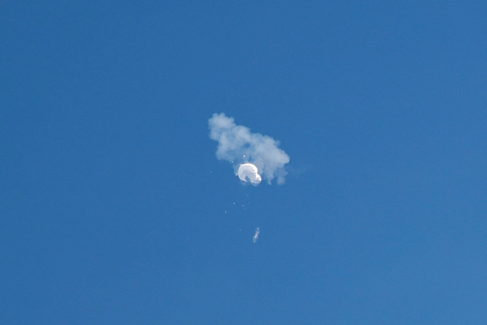 FILE PHOTO: FILE PHOTO: The suspected Chinese spy balloon drifts to the ocean after being shot down off the coast in Surfside Beach