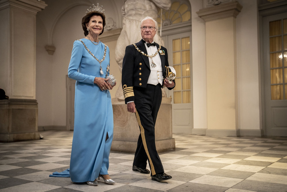 Dronningens 50-års regeringsjubilæum: Ankomst til gallataffel på Christiansborg Slot, dronning Margrethe, dronning Silvia, Dronningen