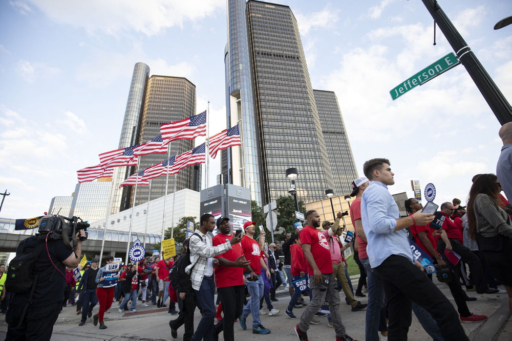 United Auto Workers Hold Limited Strikes As Contract Negotiations Expire