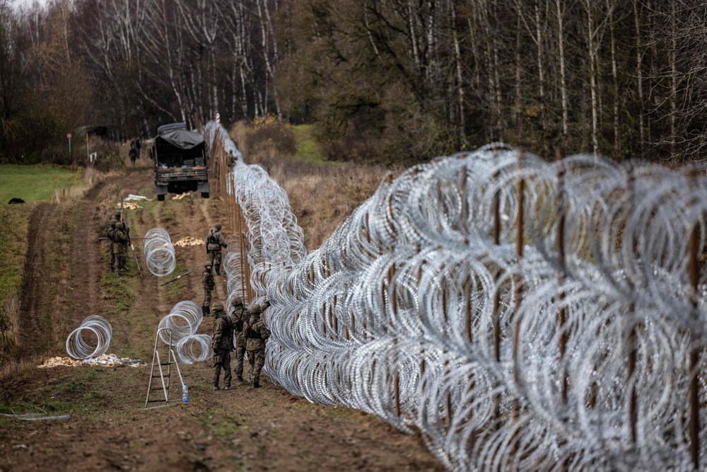 TOPSHOT-POLAND-RUSSIA-BORDER-FENCE-EU-UKRAINE-CONFLICT-DEFENCE