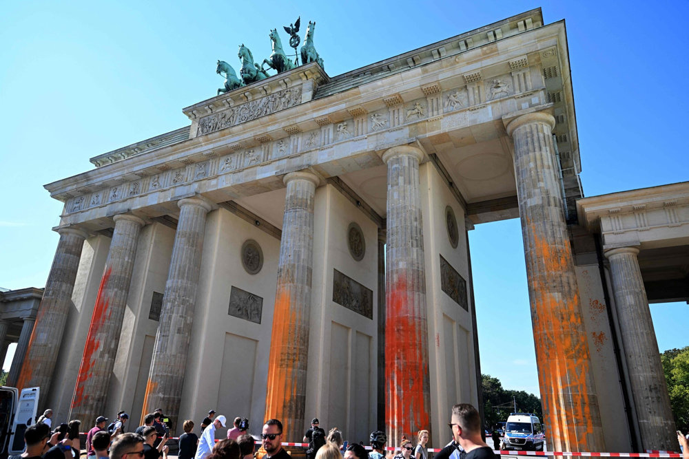 TOPSHOT-GERMANY-POLITICS-ENVIRONMENT-BRANDENBURG-GATE-PAINT