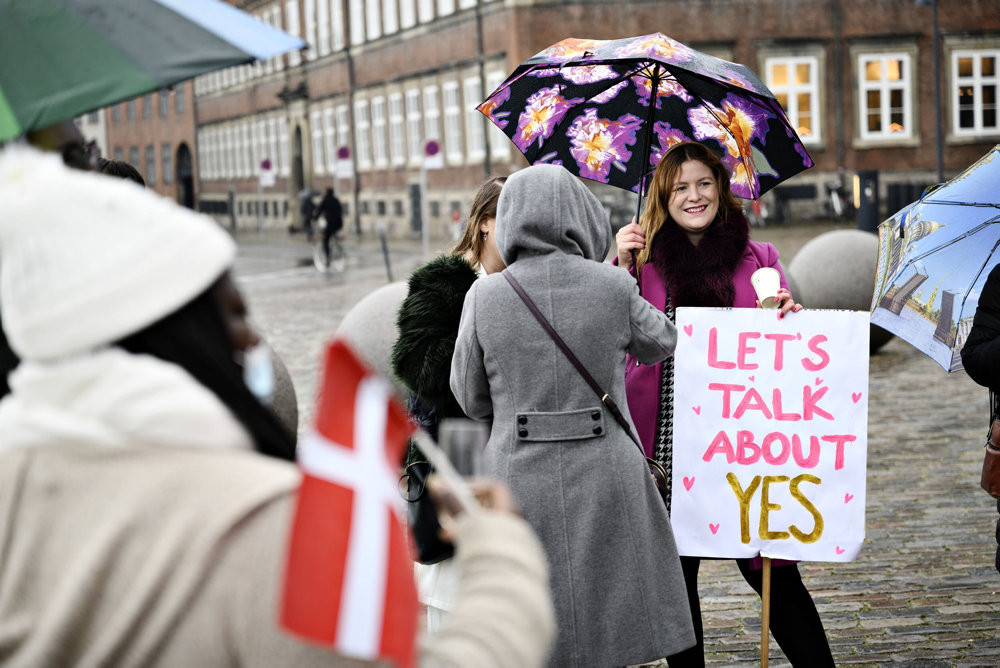 Kvinder fejrer voldtægtslov foran Christiansborg