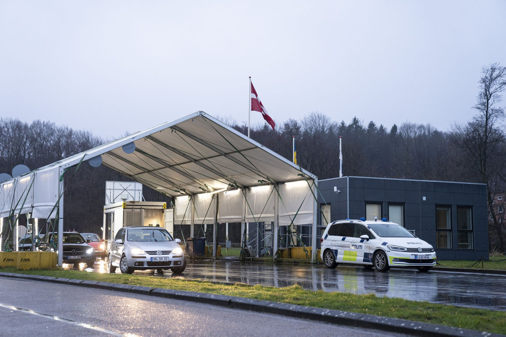 Biler holder i kø ved grænsen imellem Tyskland og Danmark i Kruså, mandag den 11. januar 2021. Udenlandske statsborgere, der bor i Slesvig-Holsten, skal ved grænsen kunne fremvise en negativ coronatest og have et anerkendelsesværdigt formål. De samme krav