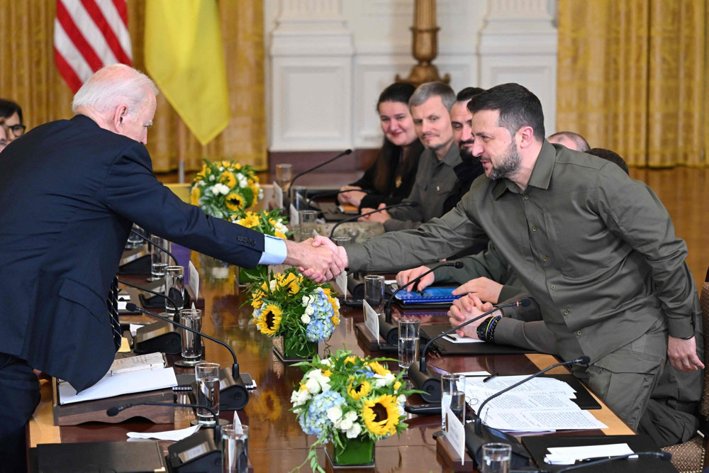 TOPSHOT-US-UKRAINE-DIPLOMACY-POLITICS-BIDEN-ZELENSKY