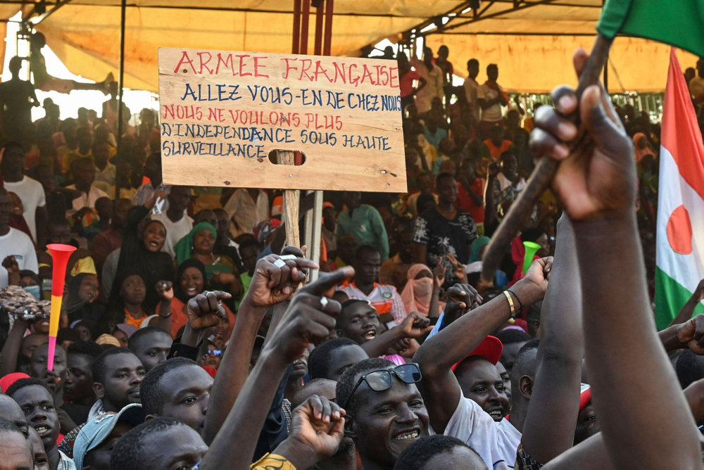 TOPSHOT-NIGER-COUP-FRANCE-DEMO