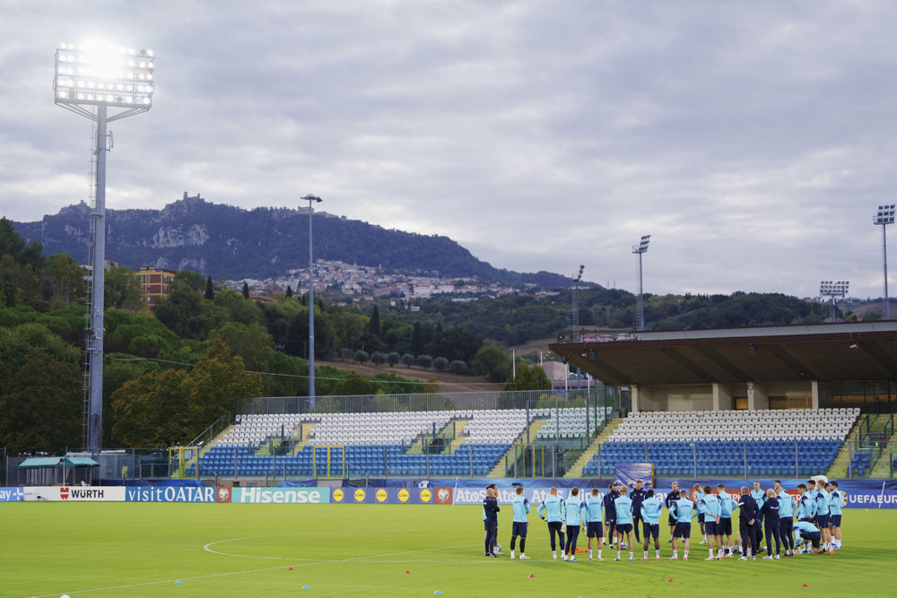Pressemøde og træning med herrelandsholdet i fodbold i San Marino