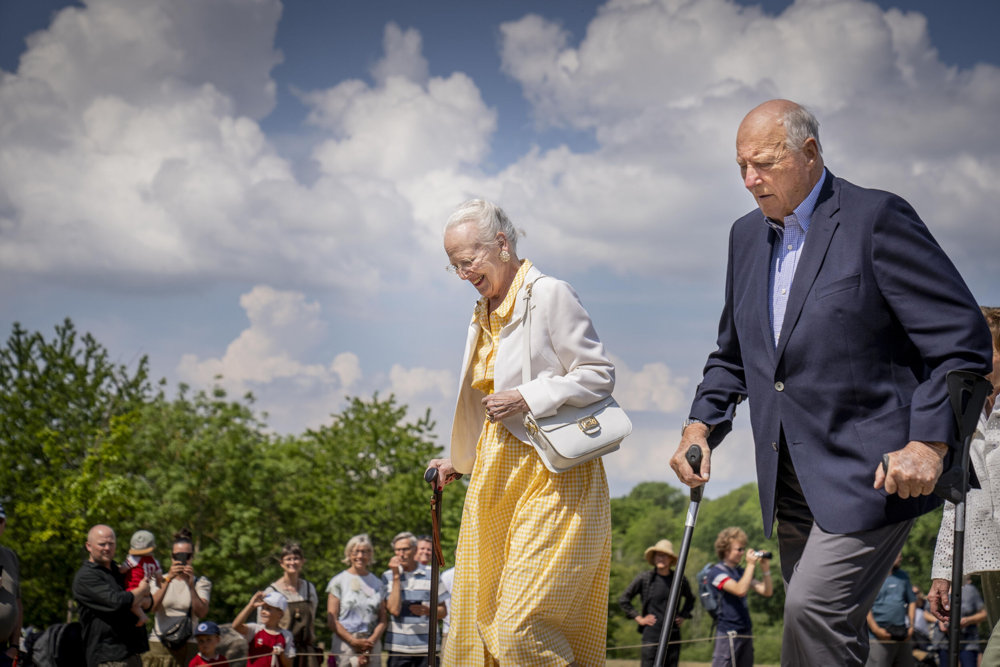Dronningen og det norske kongepar besøger Sagnlandet Lejre, Dronning Margrethe, Dronning Sonja, Dronningen, Kong Harald