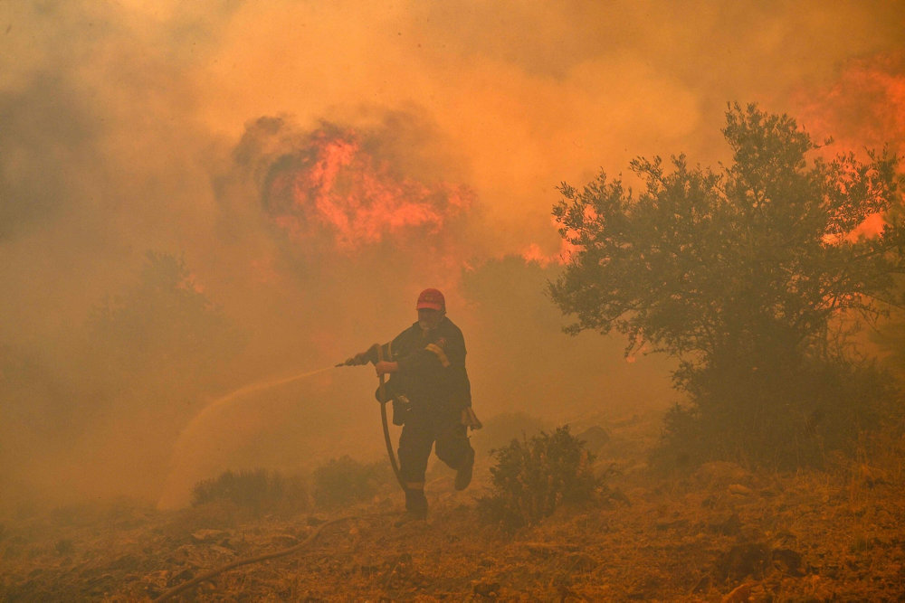 TOPSHOT-GREECE-WEATHER-HEATWAVE-CLIMATE-WILDFIRE