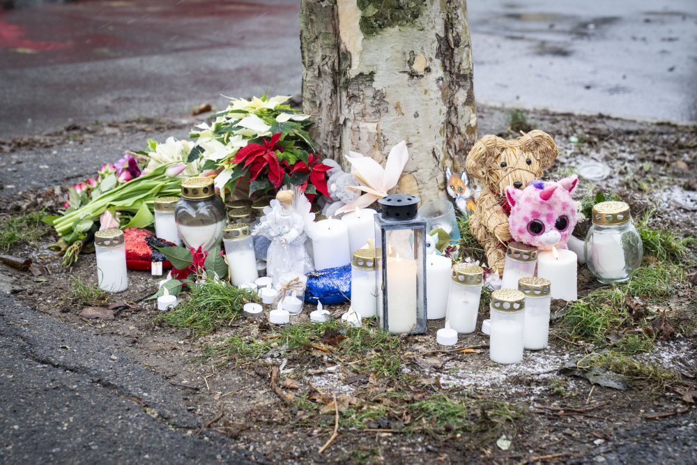 Blomster til minde om fire-årig pige trafikdræbt pige