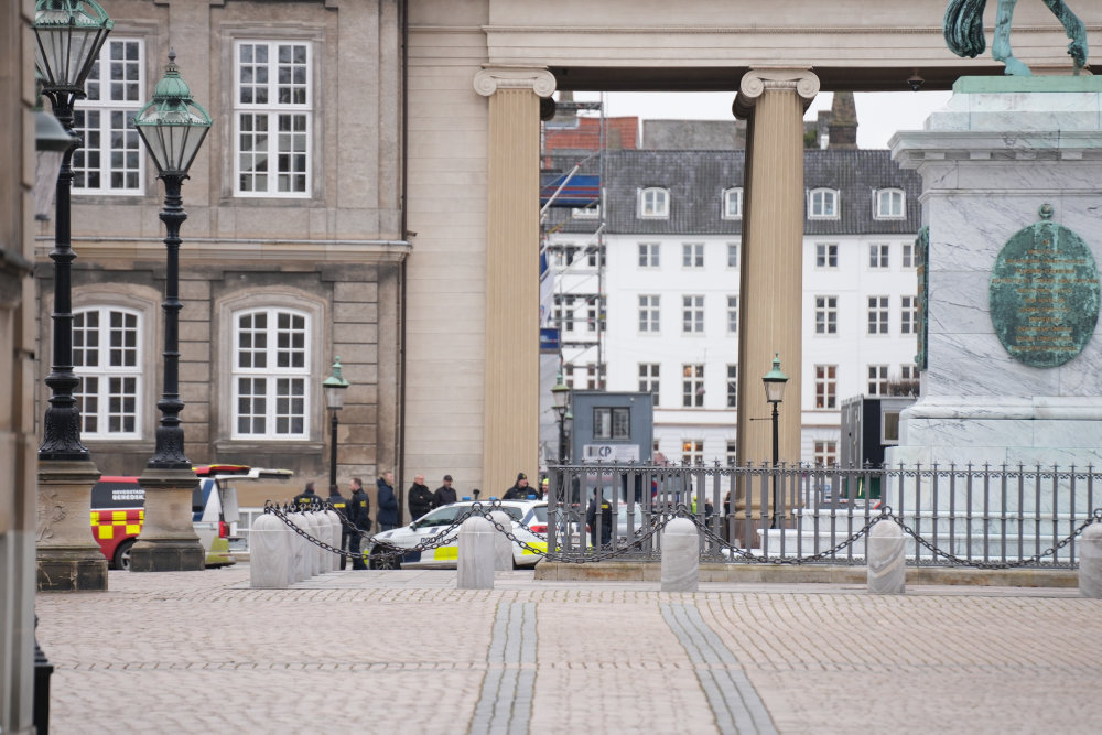 Amalienborg Slotsplads er afspærret grundet fund af mistænkelig pakke
