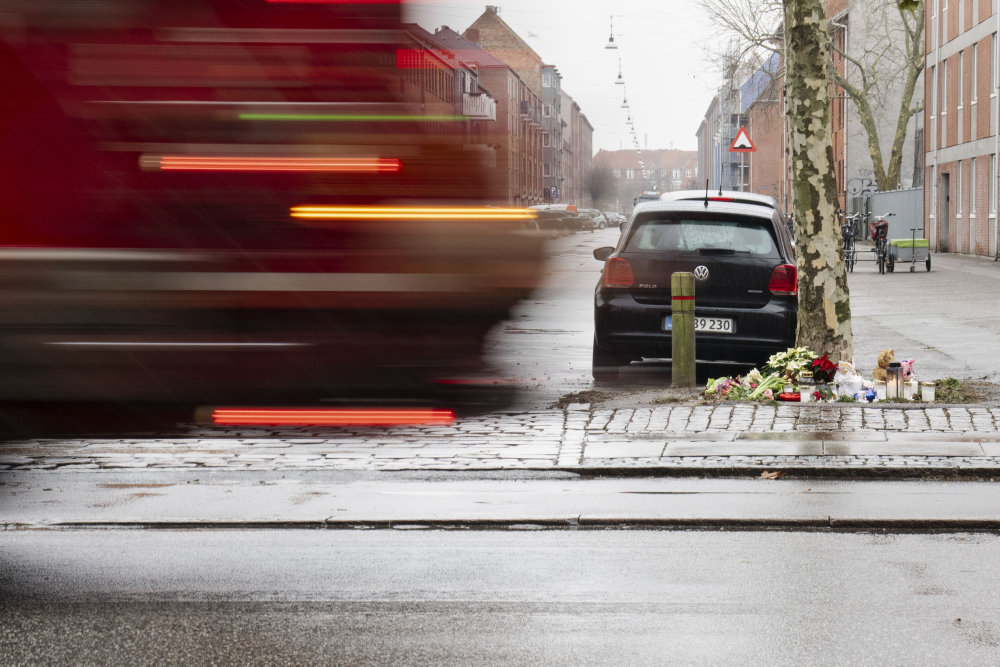 Blomster til minde om fire-årig trafikdræbt pige