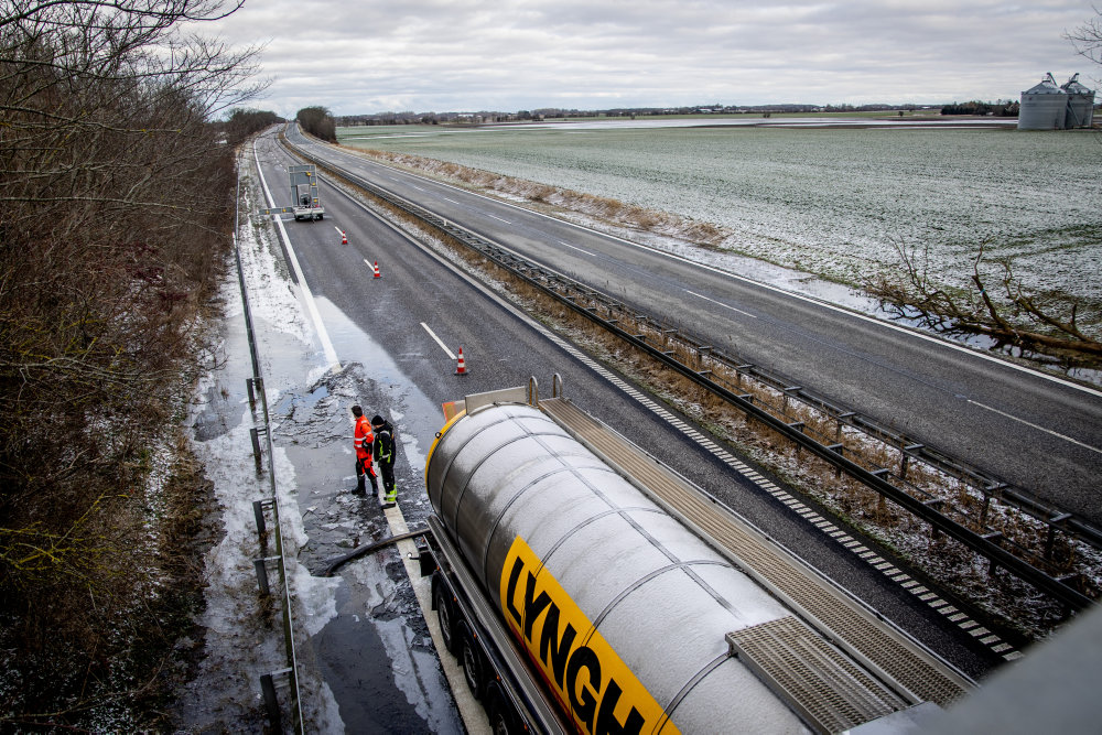 Sydmotorvejen er frosset til is og spærret for kørsel